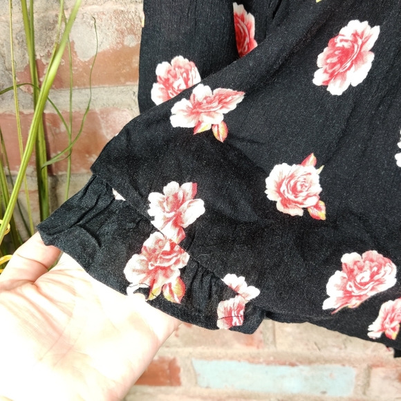 Lush Lace-up Romper - Picture 3 of 7